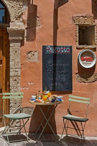 Hostal Fagotto Art Residences