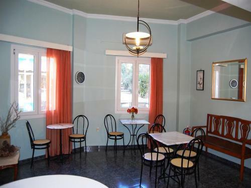 Hostal Pefkakia Park