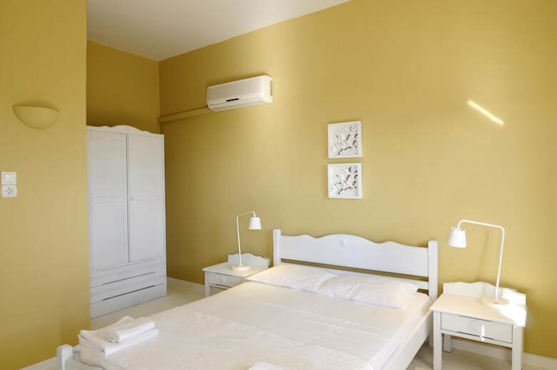 Hostal Kymothoi Rooms & Pool Bar
