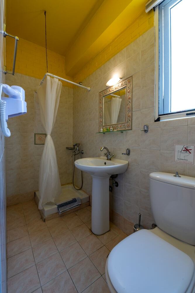 Hostal Kymothoi Rooms & Pool Bar