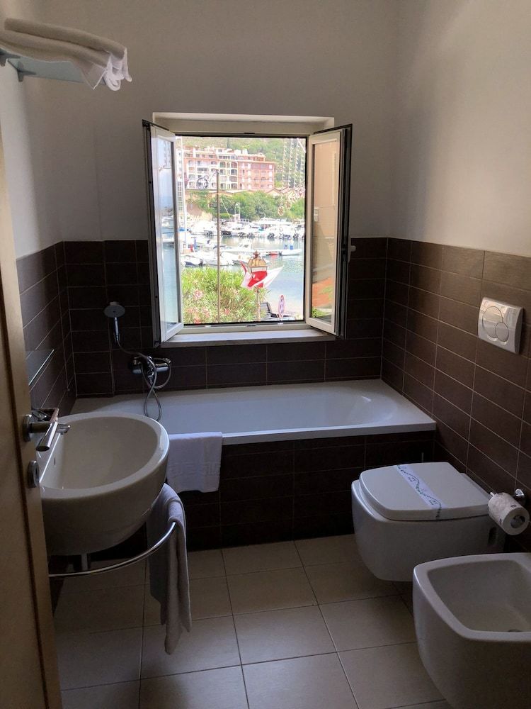Bi-hotel