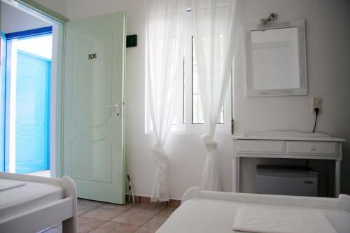 Armadoros Hotel / Ios Backpackers