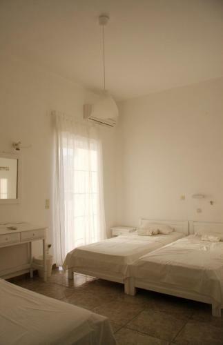 Armadoros Hotel / Ios Backpackers