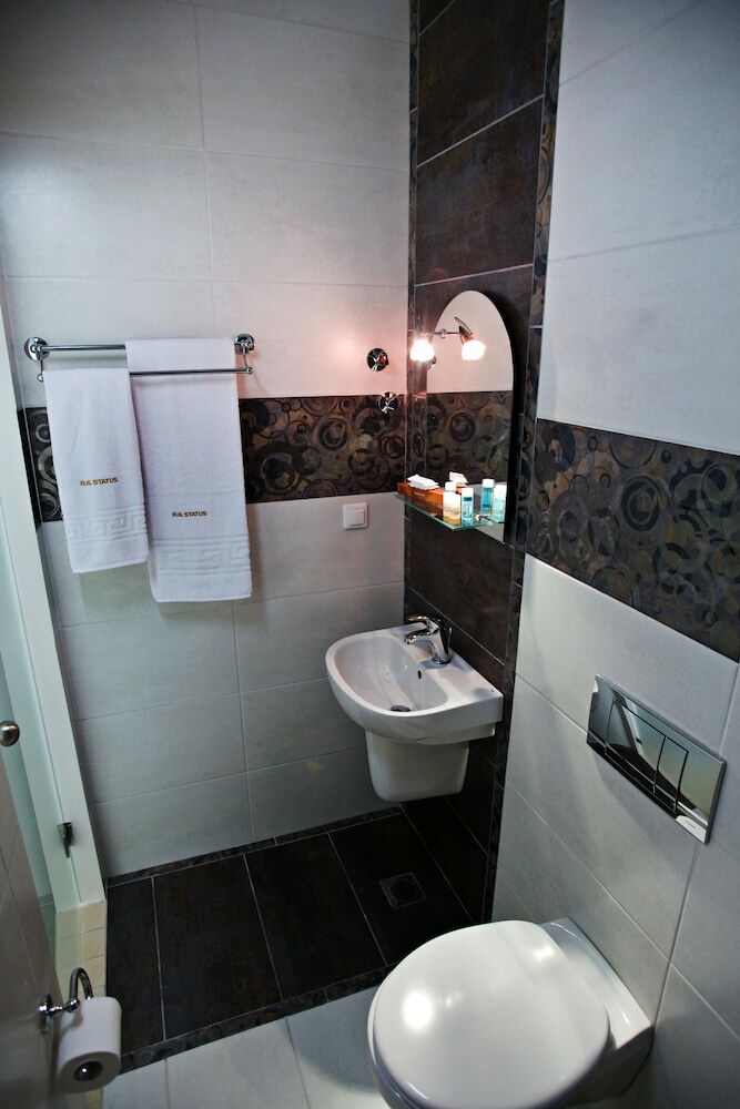 Rg Status Hotel