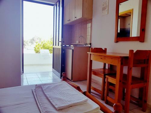 Hostal Chrisanthi Studios