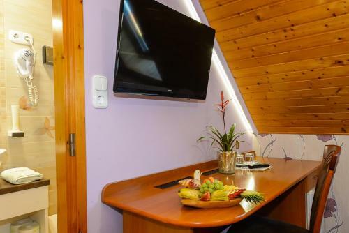 Tin�di Hotel �s �tterem