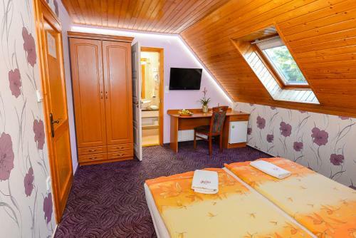 Tin�di Hotel �s �tterem