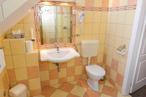 Tin�di Hotel �s �tterem