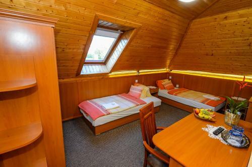 Tin�di Hotel �s �tterem