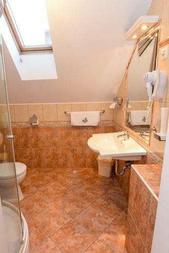 Tin�di Hotel �s �tterem