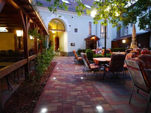 Tin�di Hotel �s �tterem