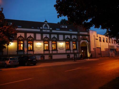 Tin�di Hotel �s �tterem