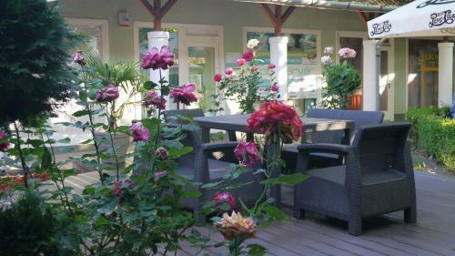 Tin�di Hotel �s �tterem