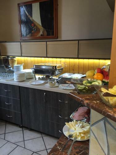 Tin�di Hotel �s �tterem