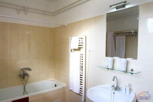 Sz�n-h�z Apartman