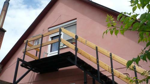 Hostal Ak�cvir�g Vend�gh�z �s Apartman