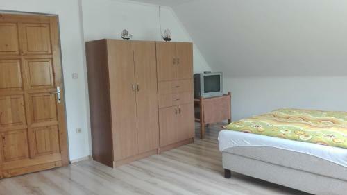 Hostal Ak�cvir�g Vend�gh�z �s Apartman