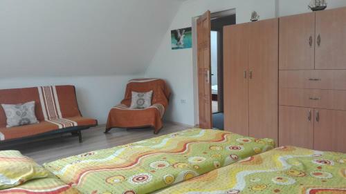 Hostal Ak�cvir�g Vend�gh�z �s Apartman