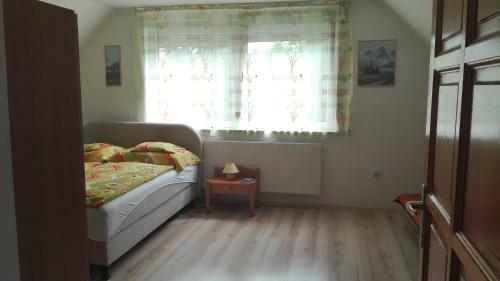 Hostal Ak�cvir�g Vend�gh�z �s Apartman