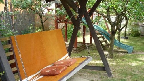 Hostal Ak�cvir�g Vend�gh�z �s Apartman