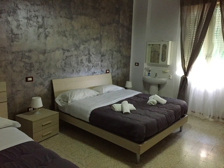 Hostal Napoli Stazione B&B