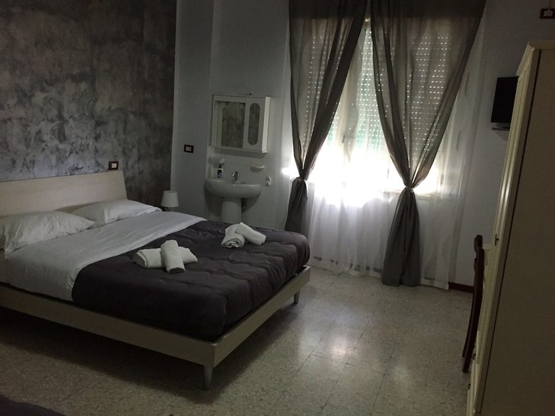 Hostal Napoli Stazione B&B