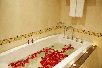 Hotel Lk Renaissance
