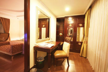 Hotel Lk Renaissance