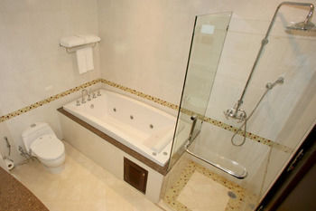 Hotel Lk Renaissance
