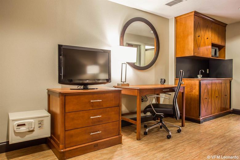 Hotel Comfort Suites At Harbison