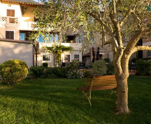 Hostal La Rocca Guest House & Spa