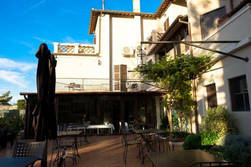 Hostal La Rocca Guest House & Spa