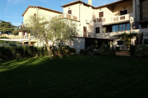 Hostal La Rocca Guest House & Spa