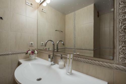 Deluxe Jacuzzi Apartment