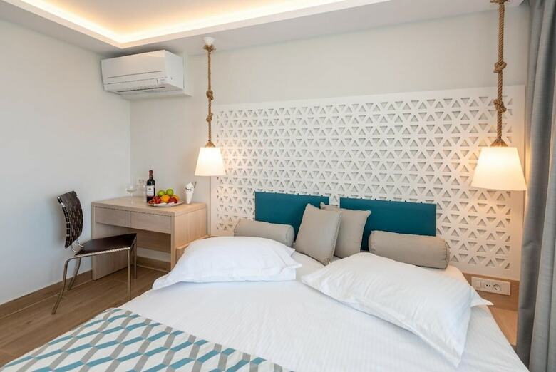 Hotel Triton
