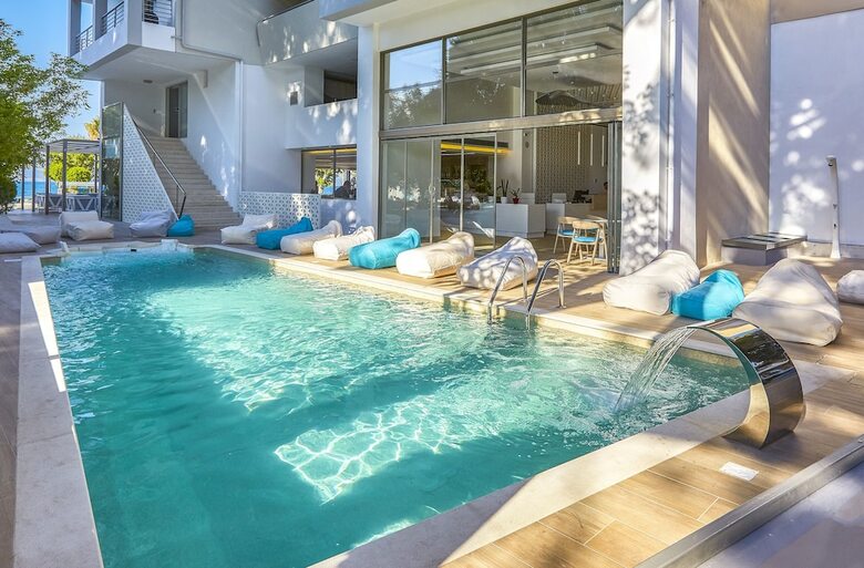 Hotel Triton