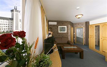 Avion Hotel