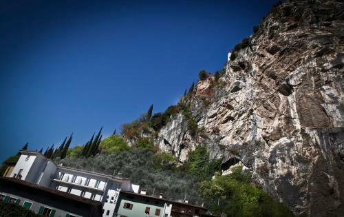 Hotel On The Rock