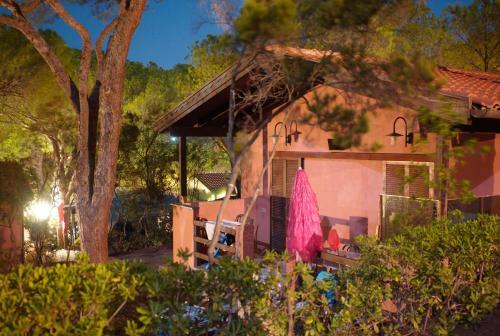 Camping Lacona Pineta
