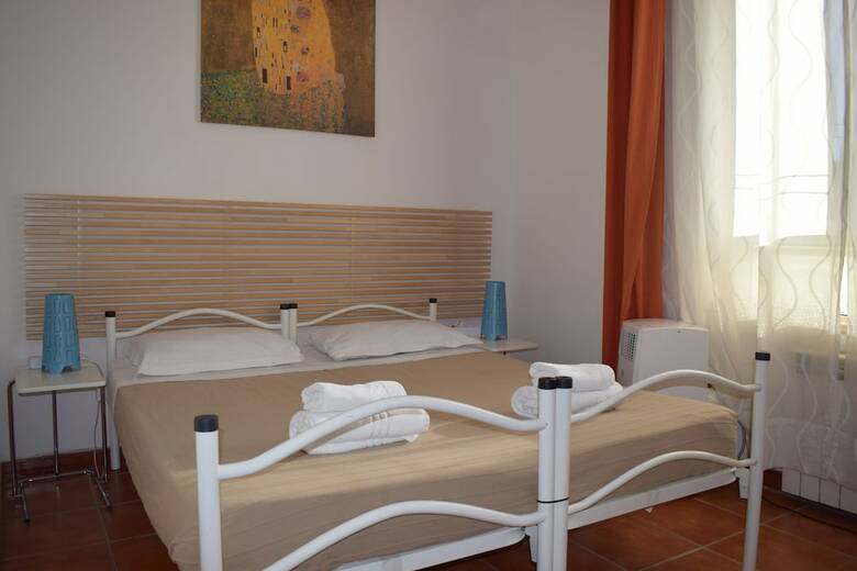 Hostal Rose Santamaria Residence