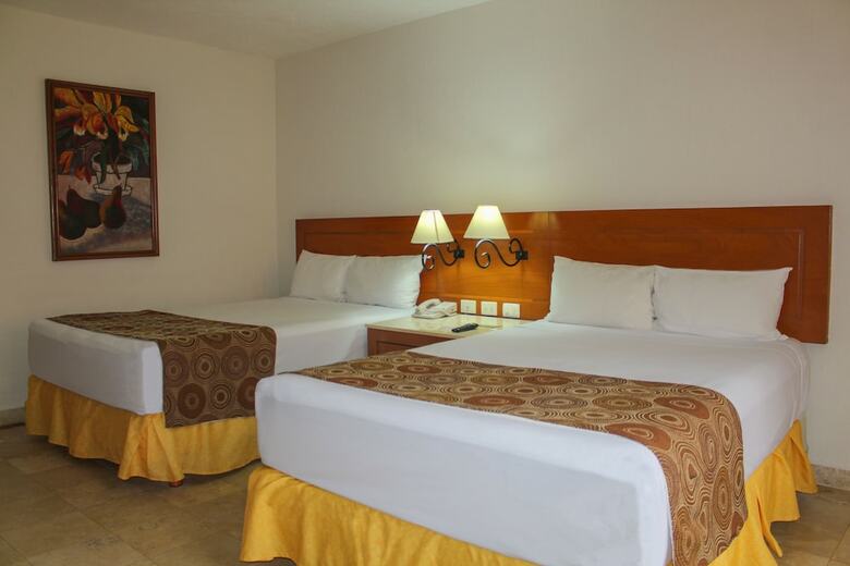 Hotel Plaza Pelicanos Club Beach Resort