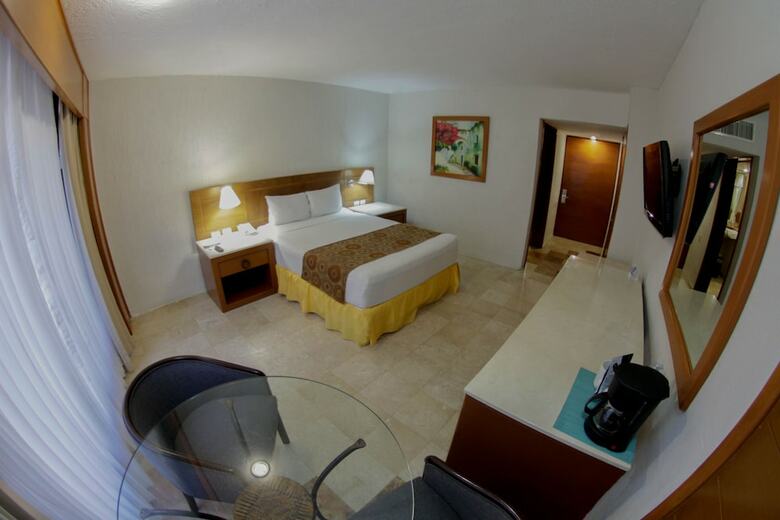 Hotel Plaza Pelicanos Club Beach Resort