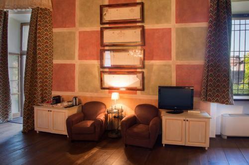 Hostal Palazzo Castiglioni Luxury Suites