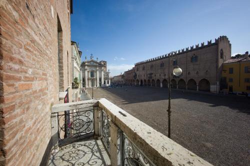 Hostal Palazzo Castiglioni Luxury Suites