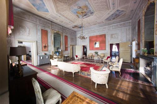 Hostal Palazzo Castiglioni Luxury Suites
