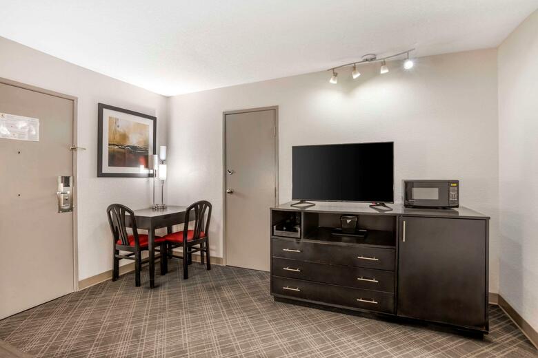 Hotel Comfort Suites Airport