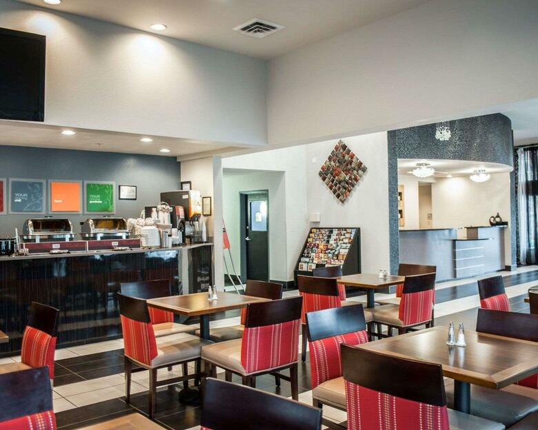 Hotel Comfort Suites Airport