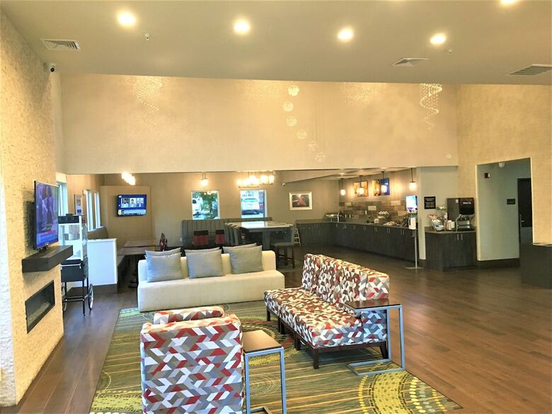 Hotel Comfort Suites Airport