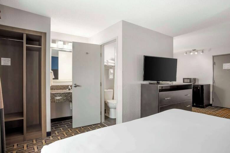 Hotel Comfort Suites Airport