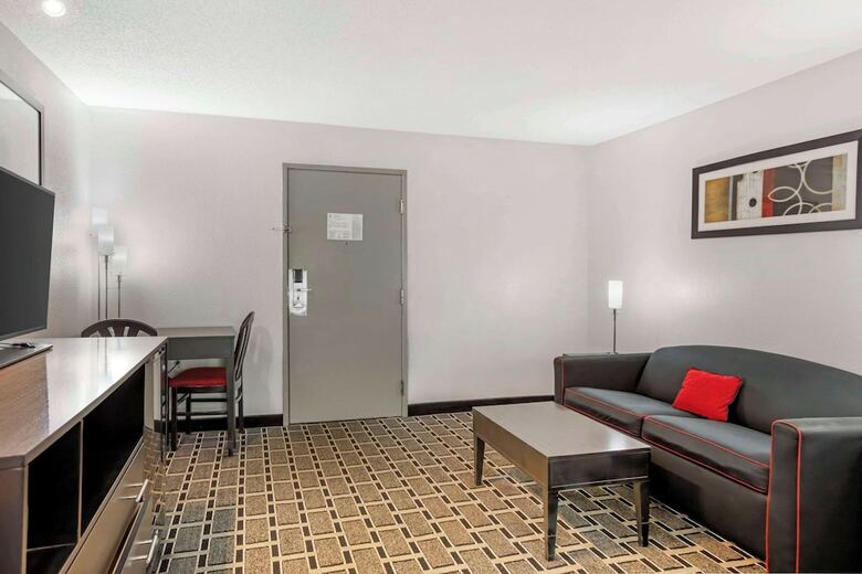 Hotel Comfort Suites Airport